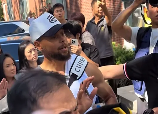 库里互动签名时罕见生气连续要求球迷退后！无奈秩序混乱只能离开